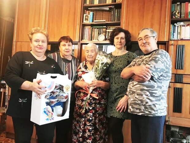 Поздравление Валентины Ненаховой с юбилеем. Фото: ГБУ ТЦСО "Жулебино"