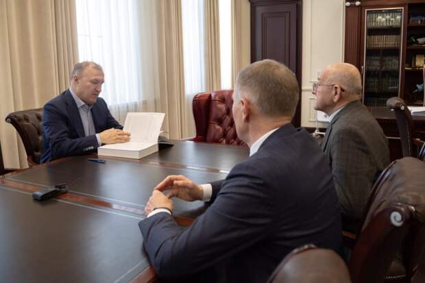 Главе Адыгеи презентовали издание об адыгской (черкесской) циновке