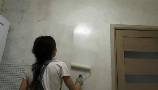 После шпаклевки, шлифовки и обеспыливания стен можно прокрасить их грунтовкой. © Anna_Studio.