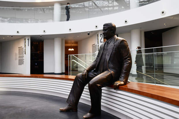 Из музея "Ельцин Центра" пропали упоминания о Ройзмане, Макаревиче и Муратове