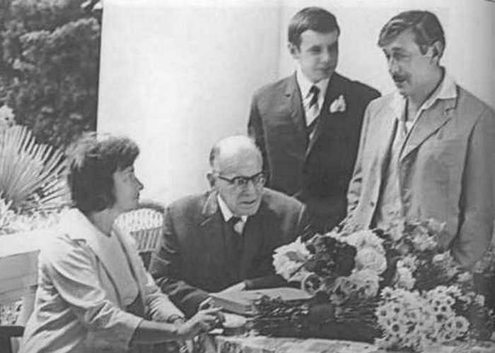 Маргарита Алигер, К. Паустовский с сыном, Виктор Некрасов./ Фото: e-reading.club