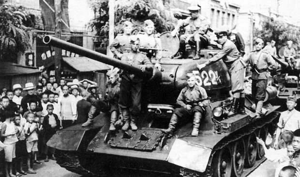 На фото: советские войска входят в Далянь, 1945 г.