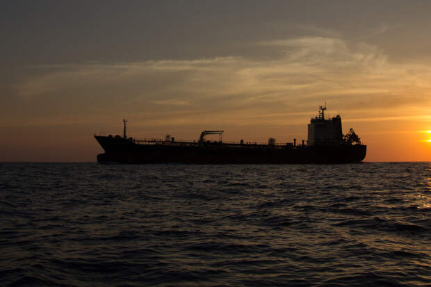 Стало известно о потерявшем управление танкере с российской нефтью