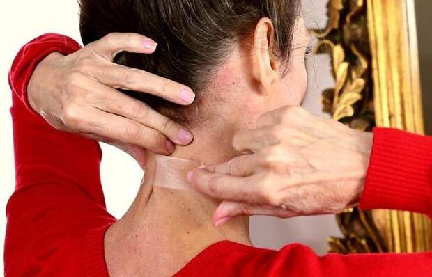 Бьюти-странности: зачем женщины клеят скотч на шею