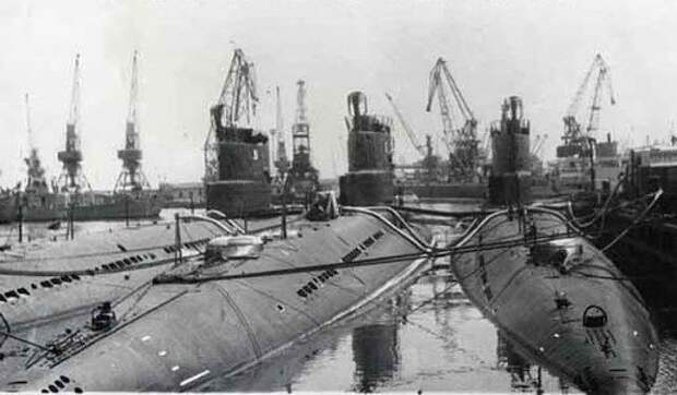 Подводные лодки Черноморского флота СССР у причалов Практической гавани Одесского порта. 70-е годы