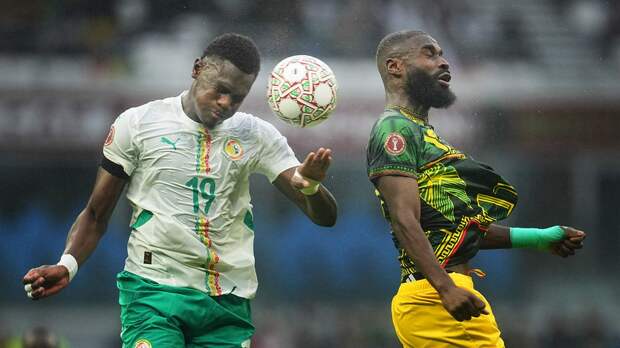 Сенегал в большинстве победил Мали и стал первым полуфиналистом Кубка Африки