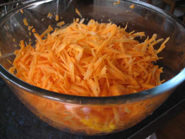 Шаг 2: подготовим морковь и помидоры.