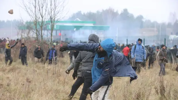 Часть пытавшихся штурмовать польскую границу мигрантов ушли в лес