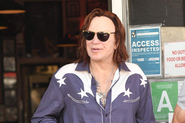 73-летнего Микки Рурка сняли в закусочной с окрашенными в рыжий цвет волосами