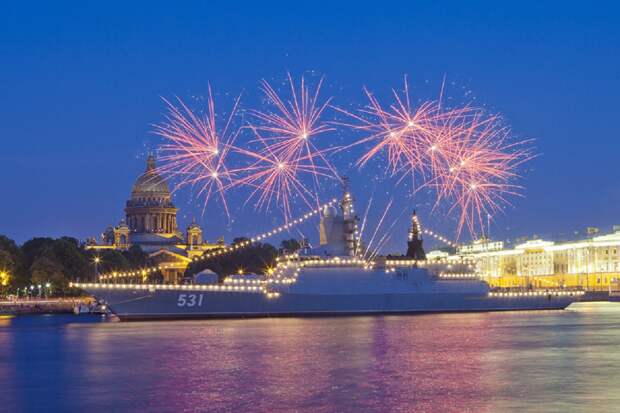 Мощь и величие: как прошел парад ВМФ во Владивостоке, Севастополе и Петербурге