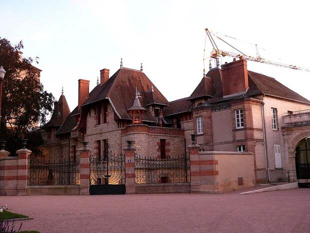 Самый загадочный дом в городе Мулен (Франция).