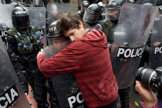 compassionoverviolence08 800x533 30 фотопримеров человеческого сострадания во время акций протеста