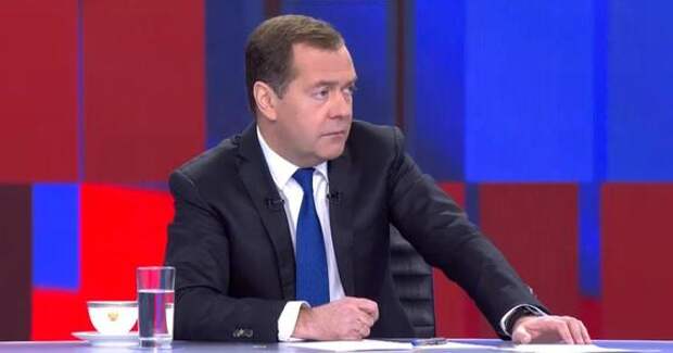 Медведев: без оружия НАТО и денег Запада Украина и Зеленский «со своей камарильей не просуществуют и дня»