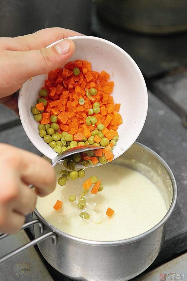 Ввести в бульон мелко порезанный лук и отварную морковь. После закипания варить бульон на медленном огне в течение 15 минут. Взбить яичные желтки вместе со сливками, влить в бульон, посолить и поперчить. В последнюю очередь добавить варёный горох, порезанную кубиками варёную морковь, зелень, а также рыбную мякоть. Подавать суп следует очень горячим, добавив в него зелень.