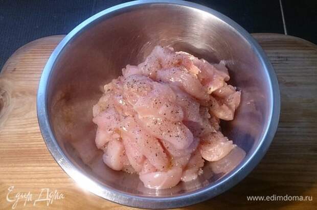 Куриную грудку солим-перчим, збрызгиваем оливковым маслом.