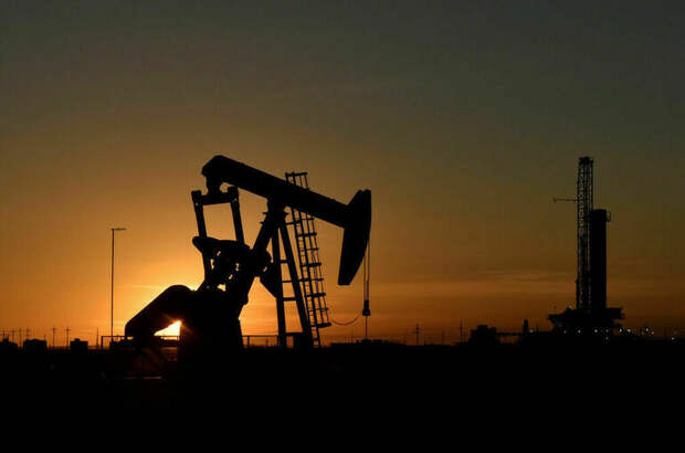 Комитет ОПЕК+ рекомендовал продолжить снижать нефтедобычу