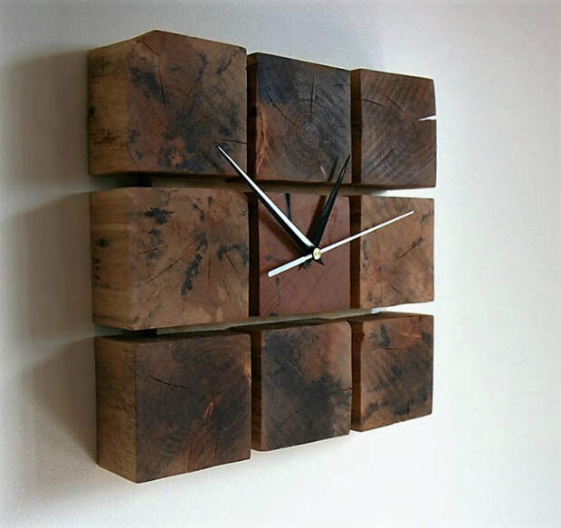 Часы из деревянных брусков.