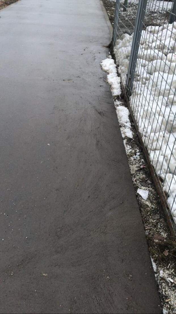 Коммунальщики убрали реагенты с пешеходной дорожки на Дмитровке