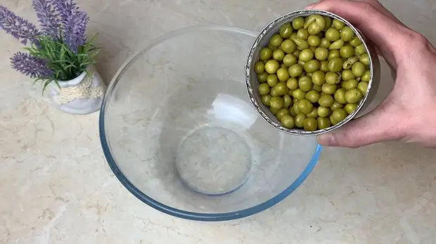 Супер-сочный, свежий салатик из банки горошка за 5 минут. Очень вкусный рецепт из серии «Гости на пороге»