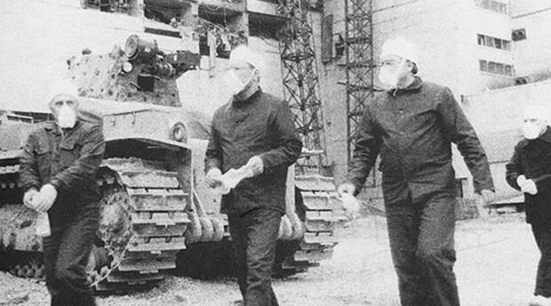 Три мушкетера Инженер завода Валерий Безпалов, Алексей Ананенко, точно знавший расположение клапанов и Борис Баранов, решившийся обеспечивать освещение на время погружения — вот тройка бесстрашных людей, которые буквально спасли и Европу и половину России от страшной участи. Они прекрасно знали, что идут на смерть, но просили только позаботиться о своих семьях.