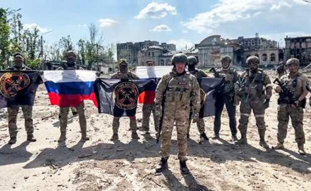 На фото: основатель частной военной компании (ЧВК) "Вагнер" Евгений Пригожин( в центре)