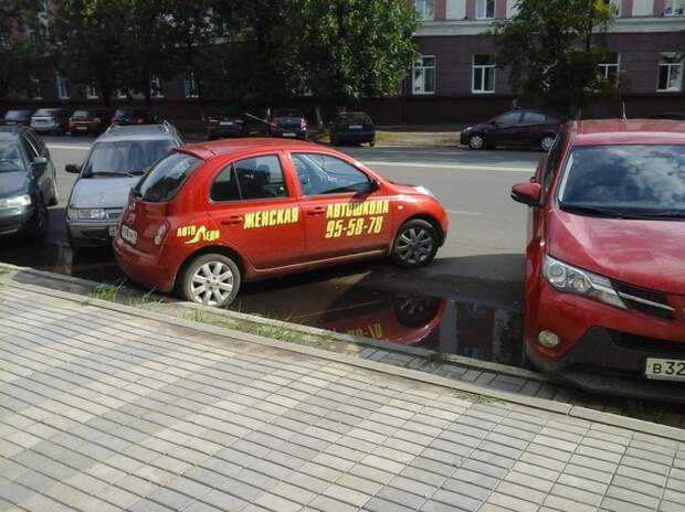 Потому что их так учат в автошколах  девушки, женская логика, женщины, прикол, юмор