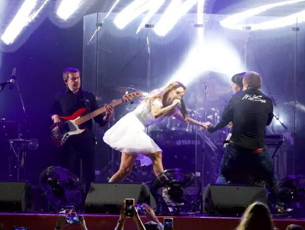 Певицу МакSим на фестивале Ural Music Night безумная фанатка повалила на сцену: инцидент попал на видео (ФОТО, ВИДЕО)