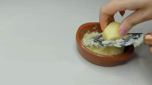 Поможет картошка: как сделать прямые волосы из кудрей