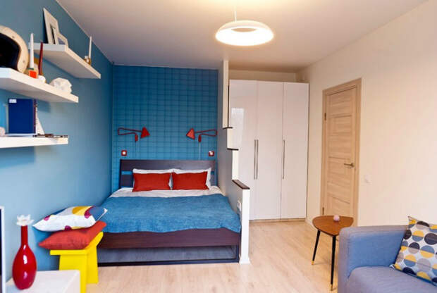 Яркий дизайн спальни, совмещенной с гостиной.