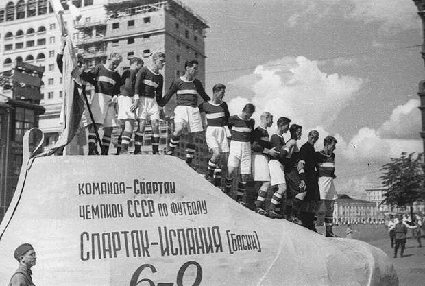 Футболисты «Спартака» на параде физкультурников. 1937. (с) Общественное достояние