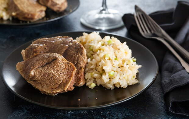 Подавайте отварное мясо с овощами или гарниром. |Фото: gastronom.ru