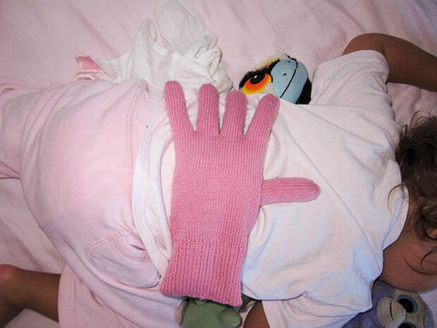 Насыпьте в перчатку фасоли и положите ее на спину засыпающего малыша, который никак не хочет отпустить вашу руку. Вы оба отлично отдохнете! воспитание, дети, советы, хитрости