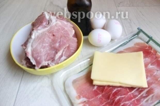 Итак подготовим такие продукты. Свиной ошеек, сыр, яйца, бекон, соевый соус.