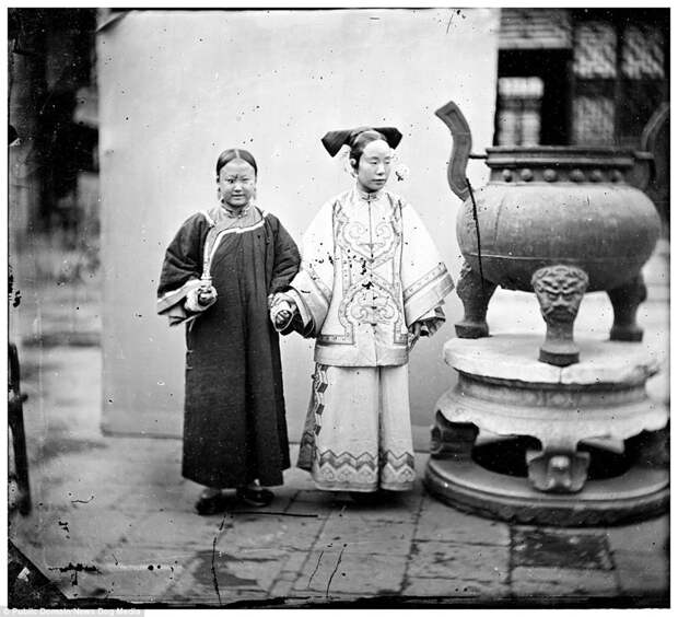 Аристократка со своей служанкой, Пекин, 1869 год Цин, китай, фотография, эпоха