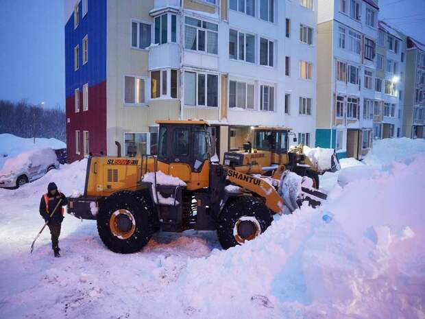 В расчистке от сугробов столицы Камчатки поможет снегоуборочная техника с Сахалина
