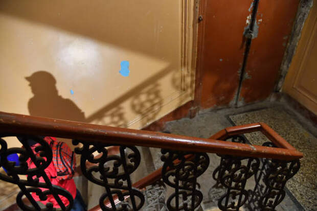 Подъезд дома на Ракетном бульваре очистили от старого хлама