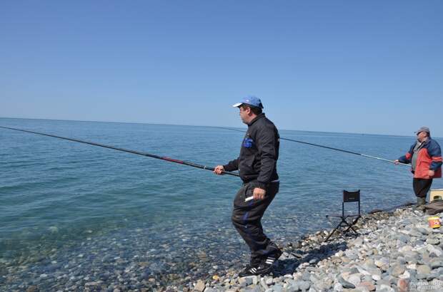 Бывалые хостинские рыболовы Акоп Акопян и Валерий Новиков никогда не мешают друг другу.