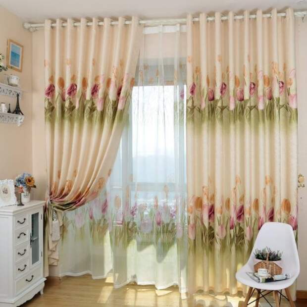 Кремовые шторы с цветами в интерьере комнаты.
