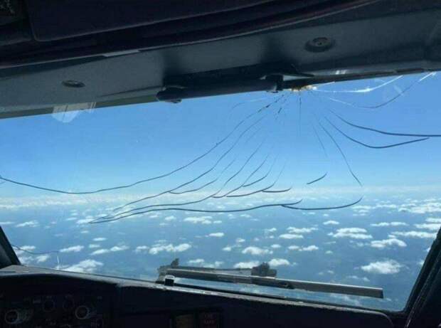 Трещины на стекле, это последнее, что хочется видеть в самолёте