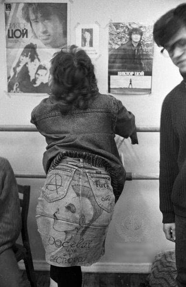 Зрительница рок-фестиваля наслаждается плакатами с Виктором Цоем, 1991 год.