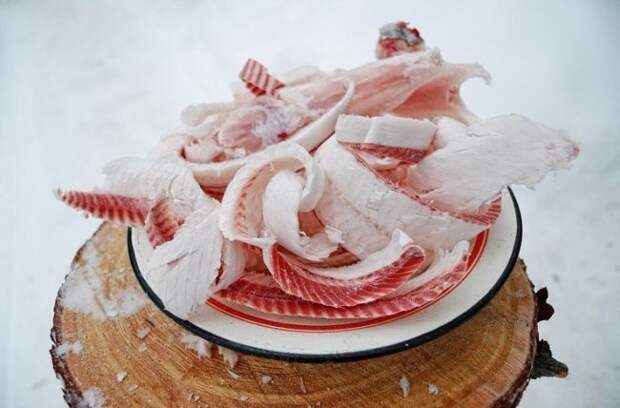 Строганина - невероятно популярное блюдо народов Крайнего Севера. 