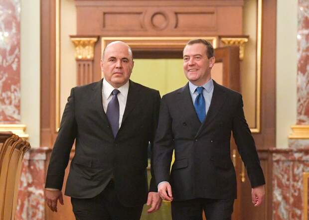 Фото из открытых источников.  Щедрое государство готово упрекать бизнес в жадности и платить немалую зарплату Медведеву. И не только ему. 
