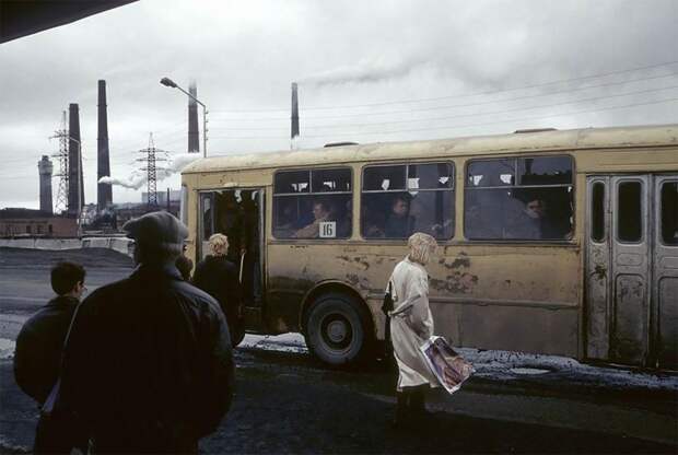 Норильск, автобусная остановка, 1993 г. 90-е годы, 90-е годы. жизнь, СССР, жизнь в 90-е, ностальгия, старые снимки, фотографии россии, фоторепортаж
