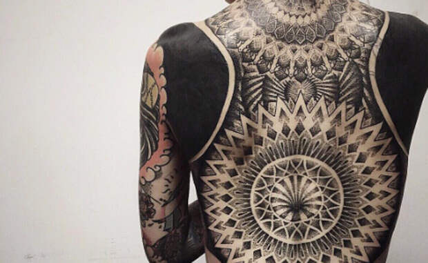 Нео-трайбл Обводы этих татуировок вдохновлены нео-племенными рисунками, которые эволюционировали из древних племенных знаков.