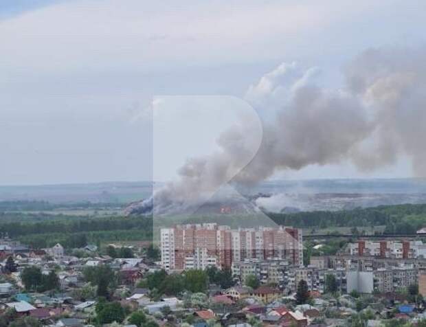 Спасатели тушат пожар на городской свалке в районе рязанской Южной окружной