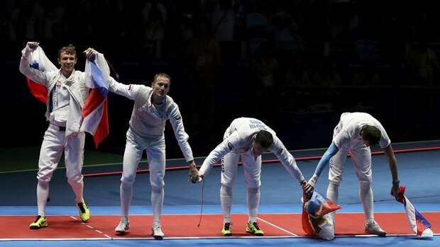 Сегодня. Рио-де-Жанейро. Поклон болельщикам. Фото REUTERS