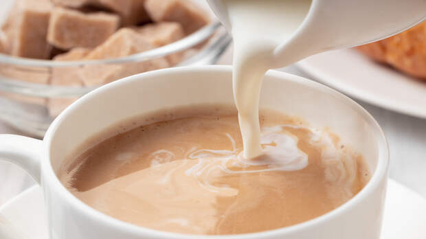 Диетолог Денисова: кальций хуже усваивается, если пить кофе с молоком