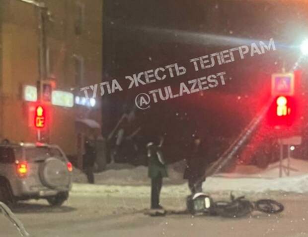 В Туле сбили курьера на мотоцикле