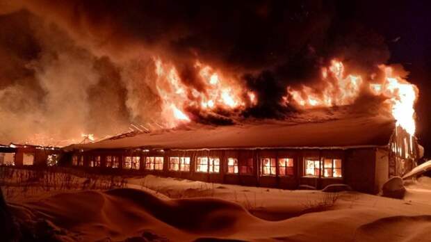 Пристройка к ангару загорелась на юге Петербурга