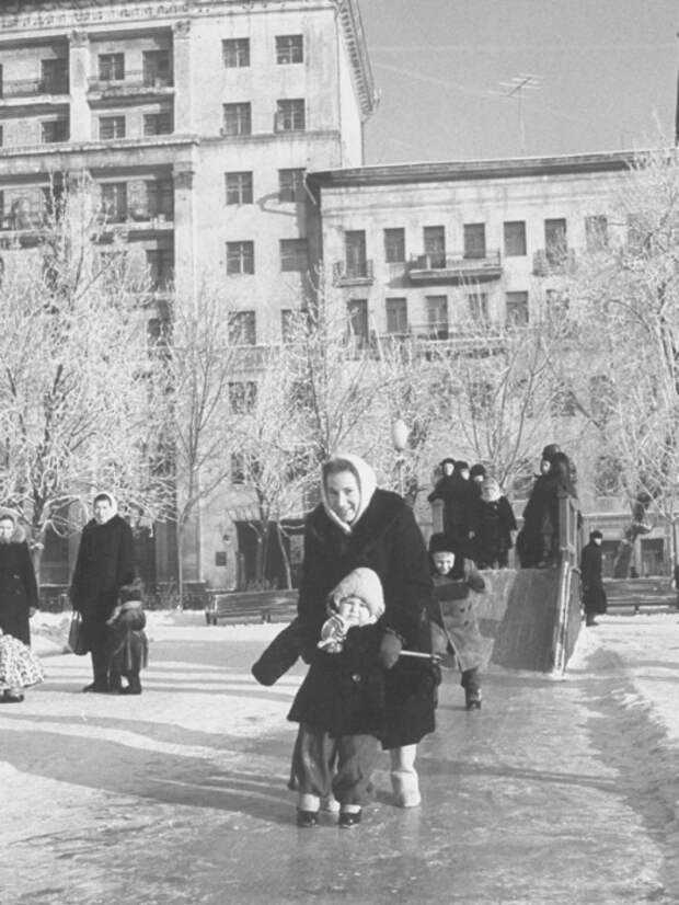 Катание на льду в московском дворе на Патриарших.
